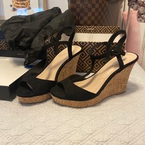 Like new black wedges